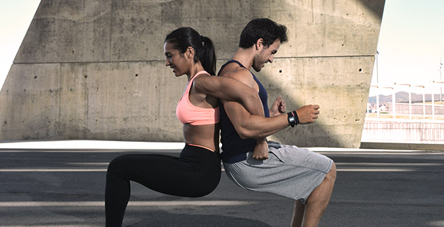 Mann und Frau in Sportbekleidung, die Rücken an Rücken sitzen und Übungen durchführen 