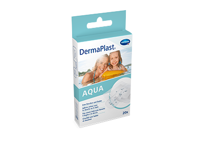 Confezione cerotti DermaPlast® Aqua con donna e ragazza sorridenti che nuotano in acqua sul materassino