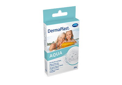 Hartmann DermaPlast® Aqua plaster transparent water resistant packshot with mother and daughter swimming in water on floating matress.