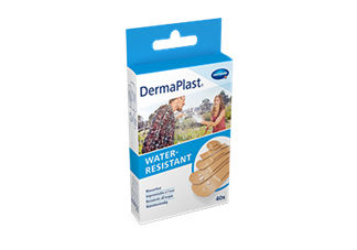 Hartmann DermaPlast® Water Resistant plaster packshot with couple playing with water hose in summer clothes wet.