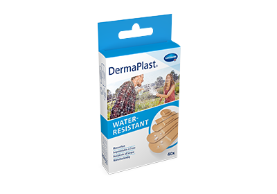 Hartmann DermaPlast® Water Resistant plaster packshot with couple playing with water hose in summer clothes wet.