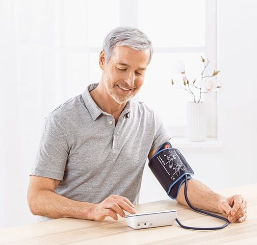 Mann beim Blutdruckmessen