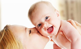 Nič nevyvolá úsmev na tvári batolaťa ľahšie, ako nežná náruč matky. Rovnako nežné a ohľaduplné k pleti sú kozmetické prostriedky Bel Baby.
