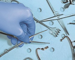 Detail ruky s chirurgickými nástroji v průběhu procesu dekontaminace