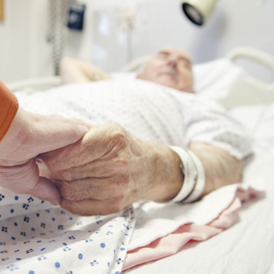 Klinik-Patient hält Hände mit Pflegekraft Krankenschwester oder Arzt