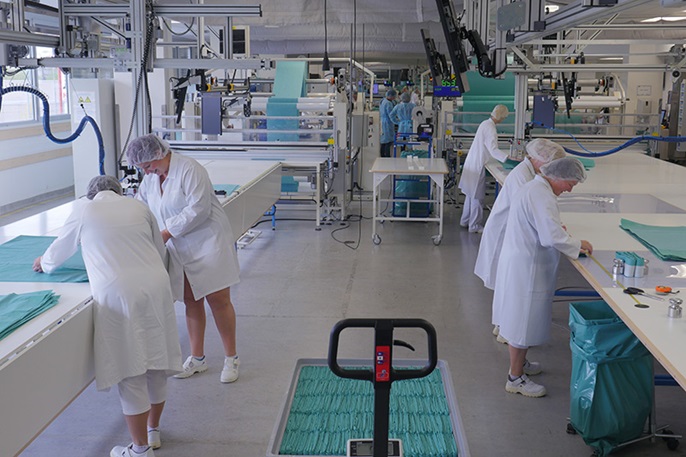 Důraz na čistotu i perfektní organizace výrobních postupů dokumentuje tato momentka z výrobního závodu HARTMANN v Havlíčkově Brodě