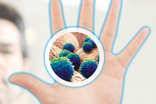 Handinnenfläche mit mikroskopischen Virenclustern