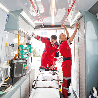 Rettungswagen innen mit Sanitätern