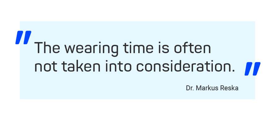 Illustration of quote by Dr. Markus Reska: “The wearing time is often not taken into consideration”.