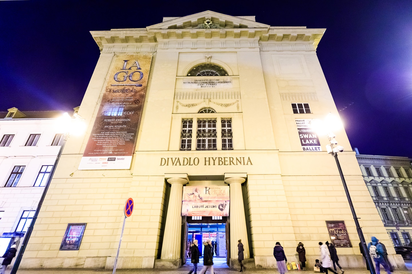 Slavnostně nasvícená budova divadla Hybernia v centru Prahy hostila i akci Sestra roku