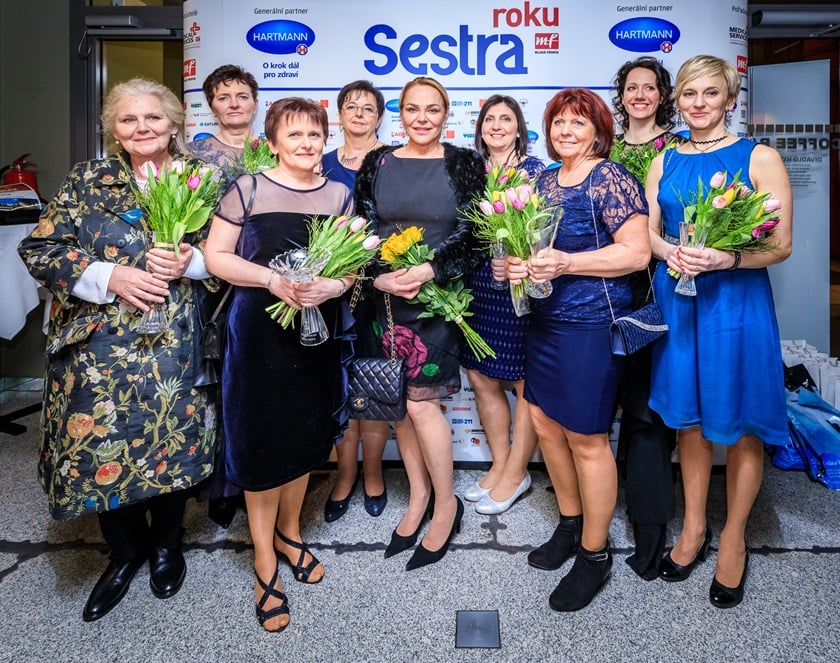 Skupinová fotografie výjimečných žen. Oceněné zdravotní sestry s paní Dagmar Havlovou, jejíž nadace VIZE 97 byla opět partnerem akce Sestra roku. 
