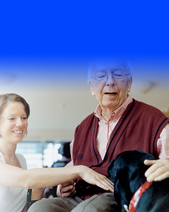Žít i ve stáří stále v pohodlí domova, obklopeni svými blízkými a se svými domácími mazlíčky umožňují seniorům agentury domácí péče.