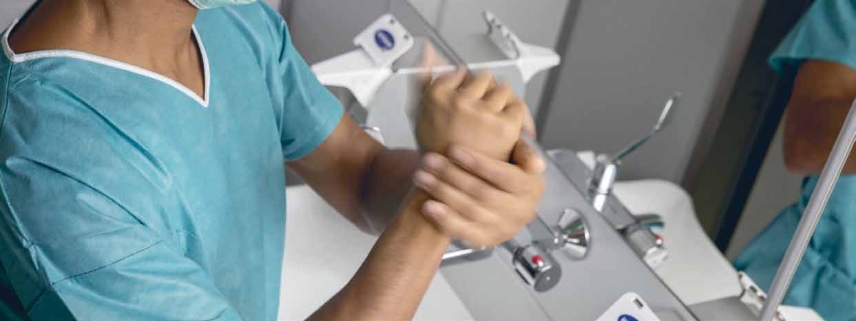 Správnou hygienu rukou zmiňuje článek z časopisu InSIGHT