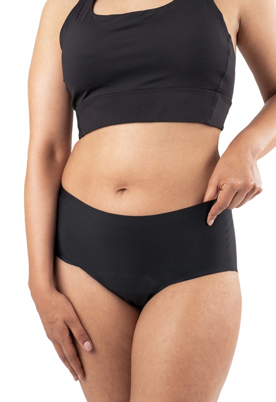 Frau traegt Absorbent Underwear