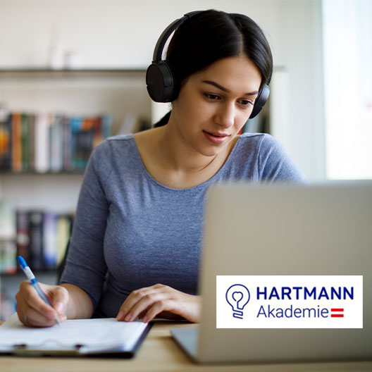 Frau hinter Computer
