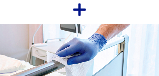 Foto aus Krankenhaus, Desinfektion eines Bettes mit Tissue