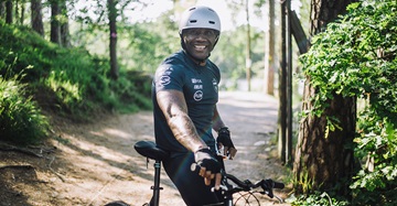 Homme sur VTT dans la forêt