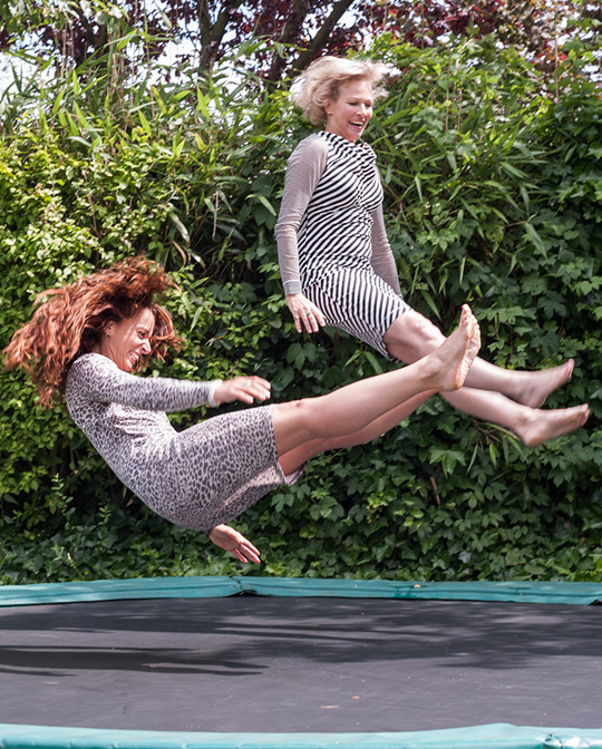 2 femmes sur trampoline