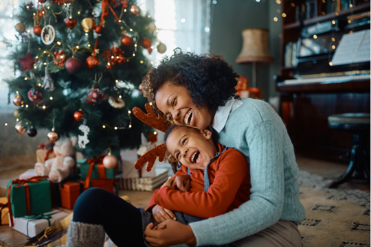 Mere et Enfant devant le sapin de Noël