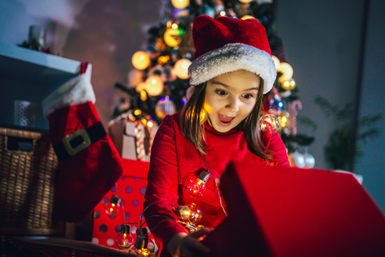 Petite fille émerveillée par la magie de Noël