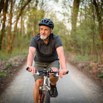 Man op mountainbike in bos
