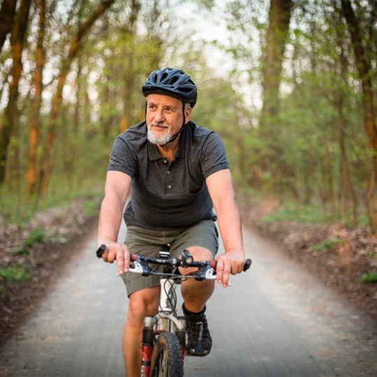 Man op mountainbike in bos