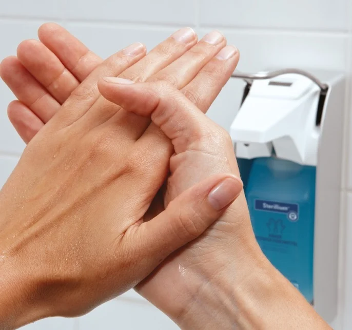 Desinfectie van de handen met geïntegreerde huidverzorging