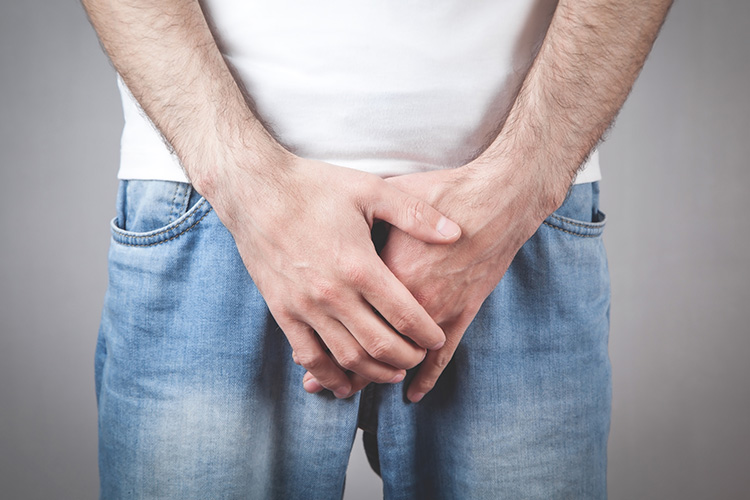 Hombre con incontinencia trás operación de próstata