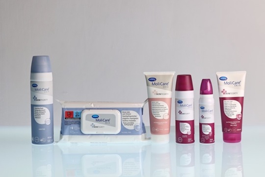 Una collezione di prodotti MoliCare per la cura della pelle, tra cui schiuma detergente, lozione per il corpo e salviette.