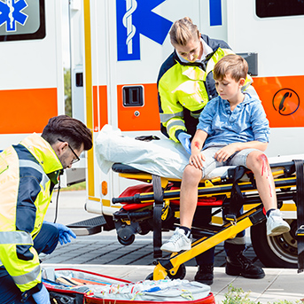 Kind wird vor Rettungswagen ambulant versorgt