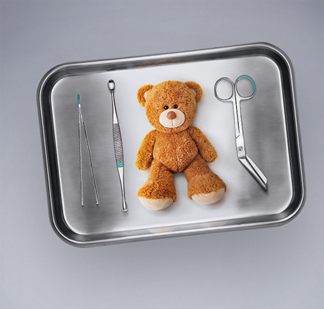 Teddybär auf OP-Tablett