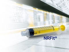 Zug mit NRFit Spritze im Vordergrund