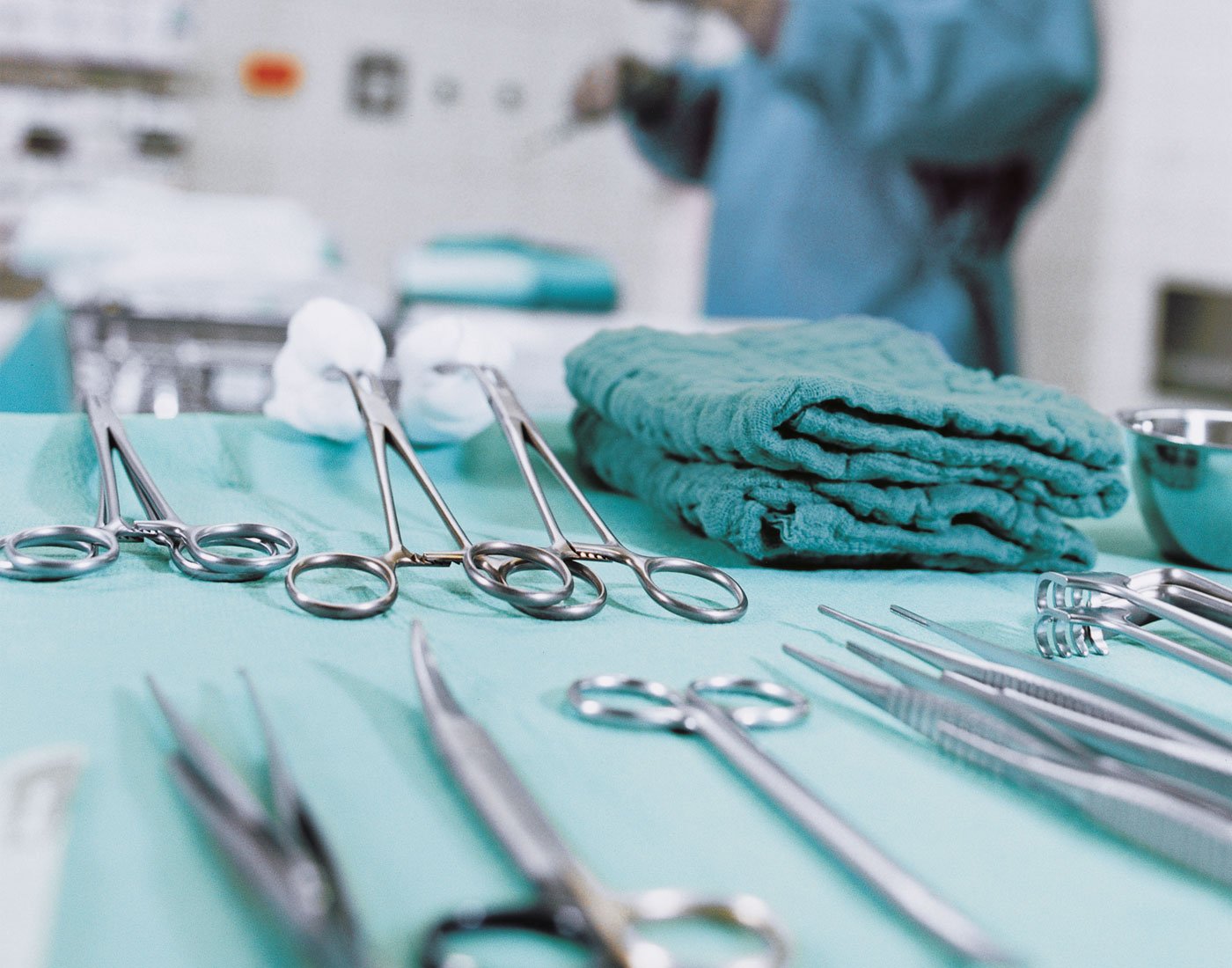 Výhody jednázových kovových chirurgických nástrojů Peha-instrument od HARTMANN ocení každý člen operačního týmu, včetně mladé zdravotnice