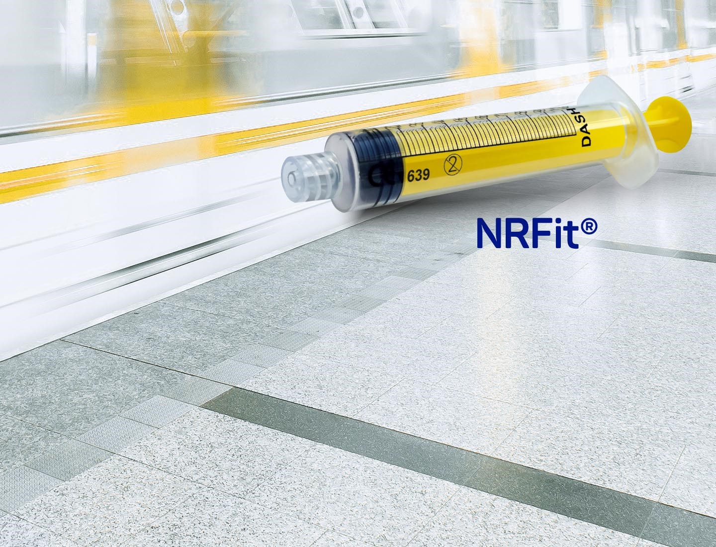 NRFit Spritze vor einem Zug
