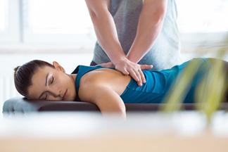 Frau liegend bekommt Massage