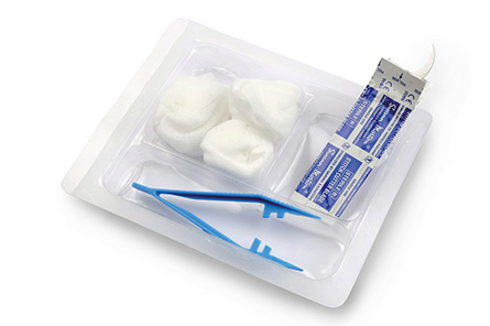 Sada zložená z tampónov, pinzety a ďalších doplnkov, sterilne uzavretá v plastovej vaničke, tvorí jeden z mnohých Medisetov od značky HARTMANN.