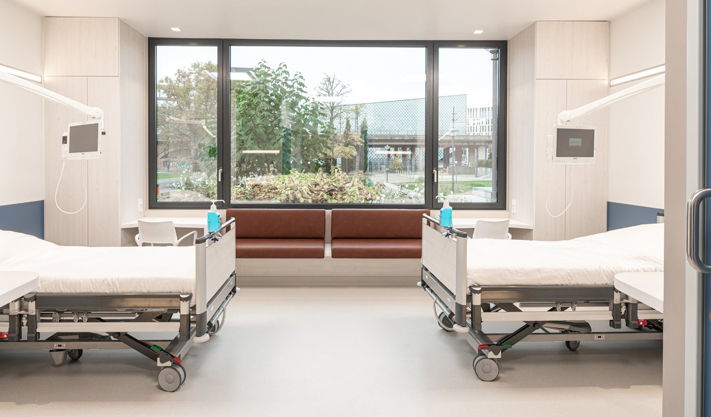 The room’s entrance opens up toward the patients’ beds